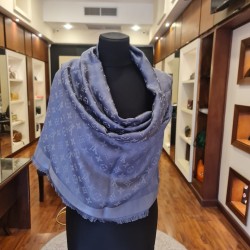 Louis Vuitton Monogram Shine shawl in a grey/silver color